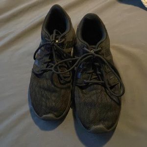 Black adidas tennis shoes